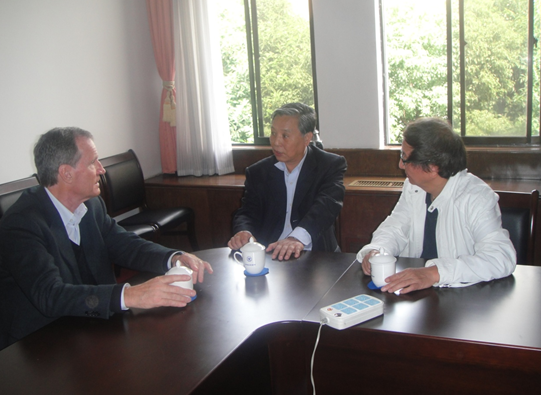Conversation among Prof. Frank Steglich and Prof. Xiantu He (dean) and Prof. Fuchun Zhang (honorary department head) (2009.10)