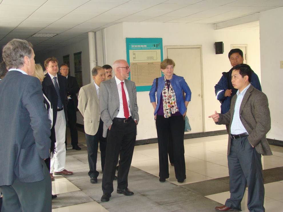 The DFG-NSFC delegation is visiting Prof. Huiqiu Yuan’s lab